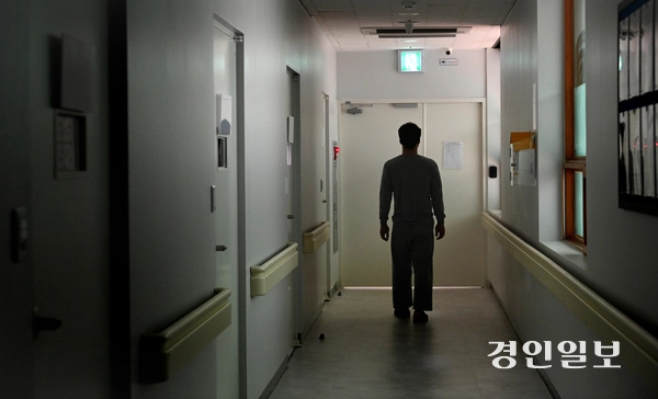 실제 마약 관련 범죄는 전체 탈북민 범죄의 상당 부분을 차지하는 것으로 나타나고 있다. 경기도립정신병원에서 입소자가 발걸음을 옮기고 있는 모습. /경인일보DB