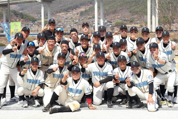 용인시야구단이 지난 3월 2025 신세계 이마트배 전국고교야구대회 1회전에서 전국 강호 경남고를 8-4로 꺾고 기념촬영을 하고 있다. /용인시야구단 제공