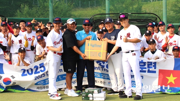 이동진 의왕 부곡초 감독과 손동욱 파주 금릉중 감독, 맹일혁 고양 백마초 감독은 최근 박효철 감독이 이끄는 베트남 대표팀에 야구공을 기부했다. 2025.7.5 /황성규기자 homerun@kyeongin.com
