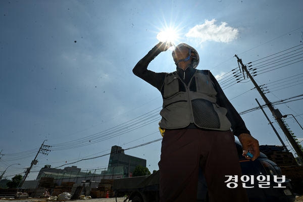 폭염이 이어진 9일 오후 용인시 처인구의 한 공사현장에서 인부가 물을 마시며 더위를 식히고 있다. 2025.7.9 /최은성기자 ces7198@kyeongin.com