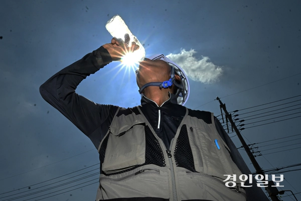 낮 최고기온이 35도까지 상승하고 온열질환자가 끊임없이 속출하는 등 올여름 최악의 폭염이 이어지고 있다. 사진은 9일 용인시의 한 건설현장에서 인부가 물을 마시며 잠시 더위를 피하고 있는 모습. 2025.7.9 /최은성기자 ces7198@kyeongin.com