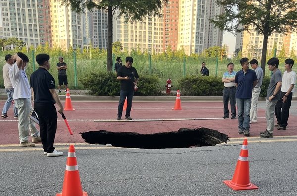 10일 오후6시30분께 인천 연수구 송도국제도시 한 도로에서 지름 1.5m 깊이 1m 가량의 땅꺼짐이 생겼다.