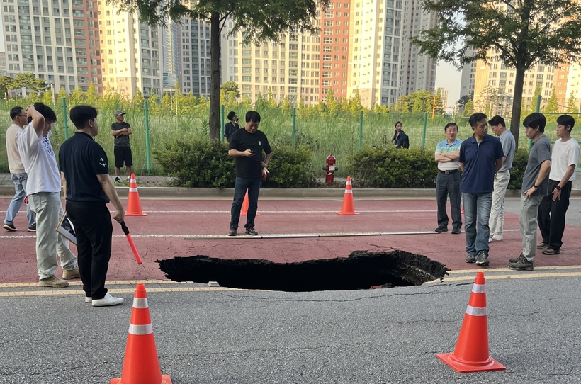 인천 송도, 거대한 싱크홀 등장! 시민 안전에 비상 🚨