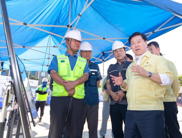 박승원 광명시장이 지난 10일 오후 신안산선 붕괴 사고 되메우기 작업 현장을 직접 방문해 폭염 대비 안전조치를 확인하고 있다. /광명시 제공