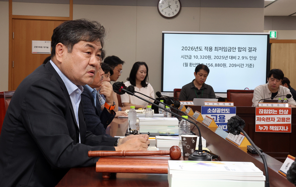 이인재 최저임금위원장이 10일 정부세종청사에서 열린 제12차 전원회의에서 내년 최저임금이 시간당 1만320원으로 결정된 뒤 기자들의 질문에 답하고 있다. 내년 최저임금은 2008년 이후 17년 만에 노·사·공 합의로 결정됐다. 노사공 합의로 최저임금이 결정된 것은 1988년 최저임금 제도 도입 이후 8번째다. 2025.7.11 /연합뉴스