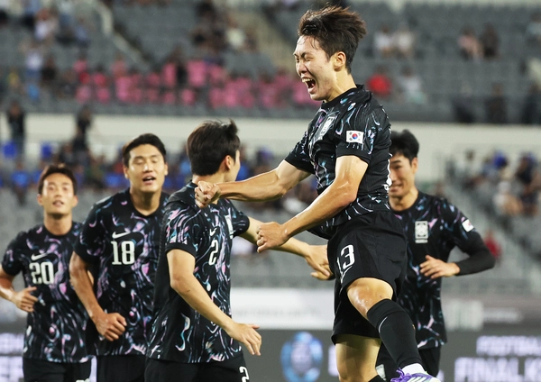 11일 용인미르스타디움에서 열린 2025년 동아시아축구연맹(EAFF) E-1 챔피언십(동아시안컵) 남자부 2차전 한국과 홍콩의 경기에서 골을 넣은 한국 강상윤이 기뻐하고 있다./연합뉴스