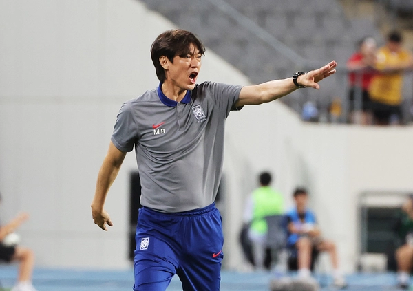 11일 용인미르스타디움에서 열린 2025년 동아시아축구연맹(EAFF) E-1 챔피언십(동아시안컵) 남자부 2차전 한국과 홍콩의 경기에서 한국 홍명보 감독이 작전을 지시하고 있다./연합뉴스