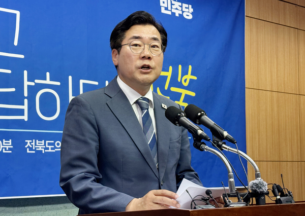더불어민주당 당 대표 후보에 나선 박찬대 의원이 지난 8일 전북특별자치도의회에서 기자회견을 열고 ‘내란특별법 발의’를 발표하고 있다. 2025.7.8 /연합뉴스