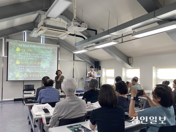 지난 12일 인천 중구 한국근대문학관에서 인천작가회의가 주최한 ‘이가림 시인 10주기 추모문학제’에 참석한 유가족 김원옥 시인이 인사말을 하고 있다. 2025.7.12 /박경호기자 pkhh@kyeongin.com