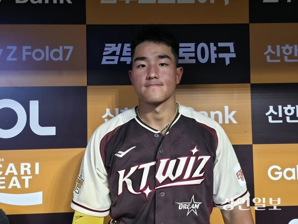 안현민은 지난 11일 홈런더비를 마치고 더그아웃에서 만나 “배정대 선수가 배팅볼을 잘 던져줬는데 쉽지 않았다”며 아쉬움을 드러냈다. 2025.7.11 /이영선기자 zero@kyeongin.com
