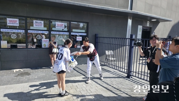 kt wiz 권동진이 12일 2025 신한 SOL뱅크 올스타전에 앞서 경기장을 돌며 팬들에게 포토카드를 전해주는 이벤트를 진행했다. 2025.7.12 /이영선기자 zero@kyeongin.com