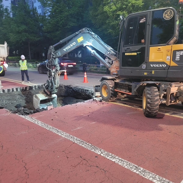 지난 10일 인천 연수구 송도국제도시 도로에서 지름 4.5m, 깊이 1m 싱크홀이 발생해 복구작업이 진행됐다. 2025.7.10 /연수구 제공
