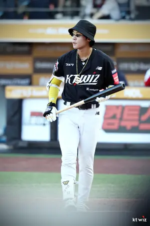 kt wiz 김병준이 1회초 타석에 들어서며 ‘간지보이’인 별명에 걸맞게 버킷햇과 금목걸이를 차고 타석에 들어서 패션 센스를 뽐냈다. 2025.7.11 /kt wiz 제공