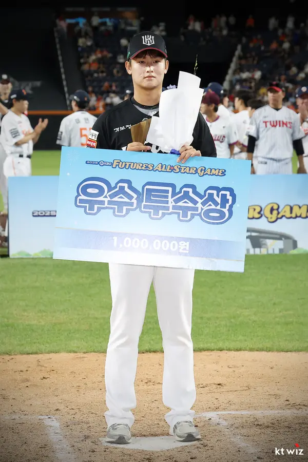 kt wiz 강건이 11일 대전 한화생명볼파크에서 열린 2025 신한 SOL 뱅크 퓨처스 올스타전에서 우수투수상을 수상했다. 2025.7.11 /kt wiz 제공