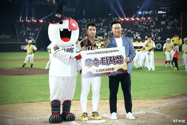 kt wiz 안현민이 12일 대전 한화생명볼파크에서 열린 2025 신한 SOL뱅크 KBO 올스타전에서 우수 타자상을 수상했다. 2025.7.12 /kt wiz 제공