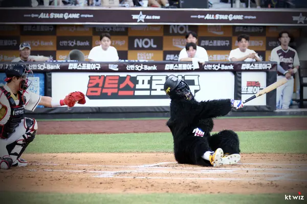 kt wiz 안현민은 2회초 자신의 별명 ‘케릴라(kt+고릴라)’에 맞게 고릴라 탈을 쓰고 타석에 오르는 퍼포먼스를 했다. 2025.7.12 /kt wiz 제공