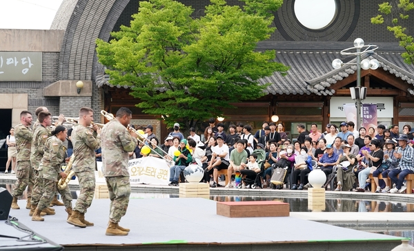 지난해 광주에서 개최된 세계적 축제인 세계관악컨퍼런스에서 연주자들과 시민들이 어울리고 있다. /광주시 제공