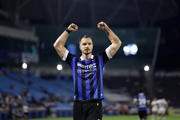 13일 인천축구전용경기장에서 열린 K리그2 인천과 충남아산의 경기에서 인천 무고사가 결승골을 넣은 후 세레머니를 하고 있다. /한국프로축구연맹 제공