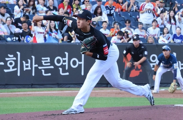11일 오후 대전 한화생명볼파크에서 열린 ‘2025 KBO 퓨처스 올스타전’ 북부 올스타와 남부 올스타의 경기에서 1회 말 남부 선발 kt wiz 강건이 역투하고 있다./연합뉴스