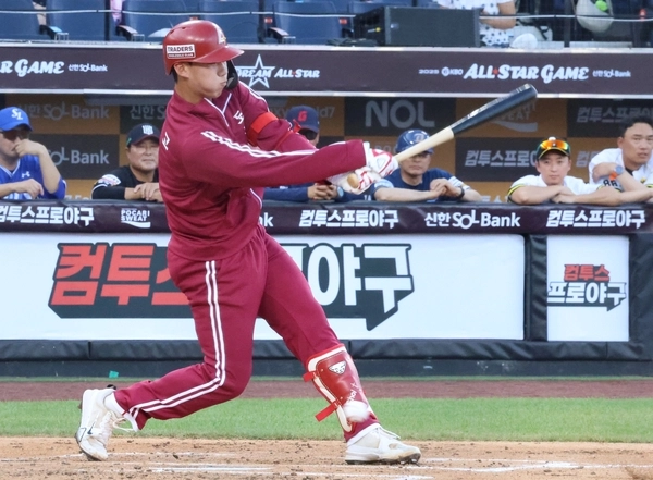 11일 오후 대전 한화생명볼파크에서 열린 ‘2025 KBO 퓨처스 올스타전’ 북부 올스타와 남부 올스타의 경기에서 2회 말 북부 공격 무사 1루 상황에서 SSG 최윤석이 타격하고 있다./연합뉴스