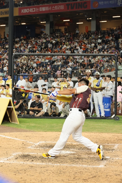 kt wiz 안현민이 11일 오후 대전 한화생명볼파크에서 열린 ‘2025 KBO 올스타 프라이데이’ 컴투스프로야구 홈런 더비에서 타격하고 있다. 2025.7.12 /연합뉴스