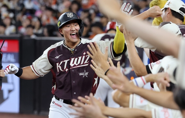 12일 대전 한화생명 볼파크에서 열린 2025 신한 SOL뱅크 KBO 올스타전에서 8회초 2사 때 1점 홈런을 쳐낸 드림 안현민이 동료들의 축하를 받고 있다. 2025.7.12 /연합뉴스