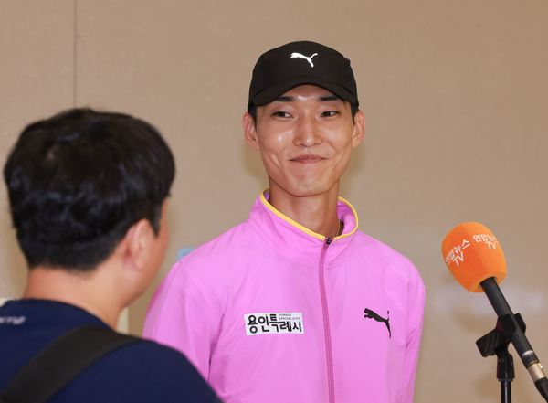 우상혁이 모나코에서 열린 2025 세계육상연맹 다이아몬드리그 남자 높이뛰기에서 우승하며 2025 시즌 국제대회 7연승을 이어갔다. 사진은 13일 인천국제공항 제2여객터미널을 통해 귀국해 취재진과 인터뷰하고 있는 우상혁의 모습. 2025.7.13 /연합뉴스