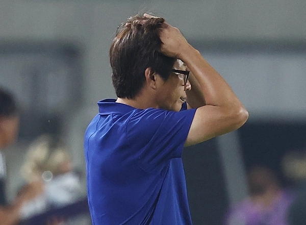 13일 화성종합경기타운 주경기장에서 열린 2025년 동아시아축구연맹(EAFF) E-1 챔피언십(동아시안컵) 여자부 대한민국과 일본의 경기에서 한국 신상우 감독이 경기를 지켜보며 아쉬움을 드러내고 있다./연합뉴스