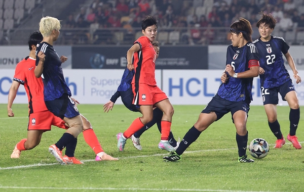 13일 경기도 화성종합경기타운 주경기장에서 열린 2025년 동아시아축구연맹(EAFF) E-1 챔피언십(동아시안컵) 여자부 대한민국과 일본의 경기에서 한국 정다빈이 골을 넣고 있다./연합뉴스