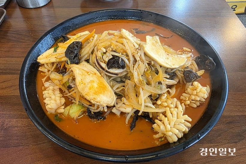 푸짐한 양과 매력적인 국물이 일품인 짬뽕. /황성규기자 homerun@kyeongin.com
