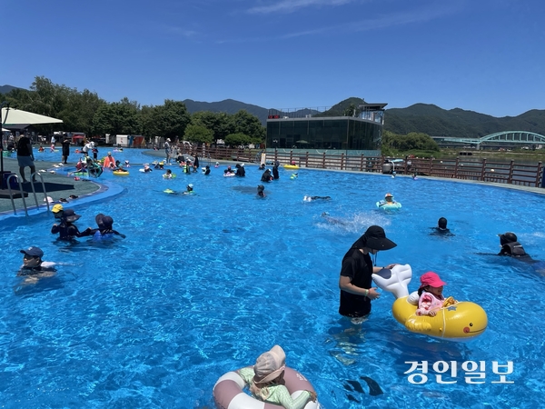 본격적인 여름철을 맞아 가평군 자라섬 야외수영장이 지난 12일 개장해 다음달 17일까지 운영된다. 대형 풀장, 어린이 풀장 등 다양한 시설을 갖춘 야외수영장의 개장시간은 매일 오전 10시부터 오후 5시30분까지이며 수질관리 및 안전사고 예방을 위해 매시간 50분 운영 후 10분간 휴식시간을 갖는다. 수영장을 찾은 이용객들이 물놀이를 즐기고 있다. 2025.7.12 가평/김민수기자 kms@kyeongin.com
