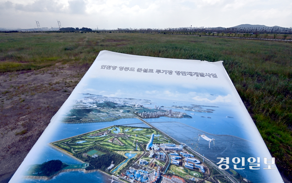 ‘세계한상드림아일랜드’는 국내 첫 민간 항만재개발 사업이지만 애초 계획됐던 투자 유치 사업이 거의 진행되지 않아 관련 사업 부지는 대부분 방치돼 있다. 사진은 14일 인천시 중구 세계한상드림아일랜드의 모습. 2025.7.14 /김용국기자 yong@kyeongin.com