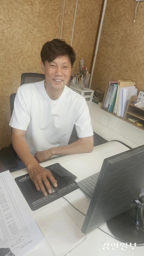발목 절단 사고를 딪고 10년 간 의왕과 안양 일대에서 소외계층을 대상으로 왕성한 봉사활동을 하고 있는 김민환 (주)엠에스테크플러스 대표. /송수은기자 sueun2@kyeongin.com