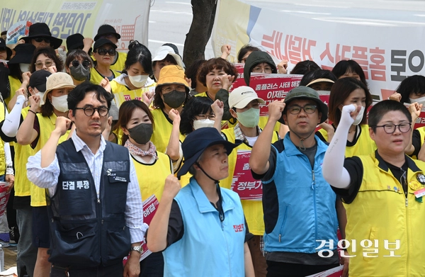 홈플러스지부 경기지역본부 조합원들이 14일 오후 수원시 홈플러스 동수원점 앞에서 결의대회를 열고 홈플러스 사태를 규탄하고 있다. 2025.7.14 /최은성기자 ces7198@kyeongin.com