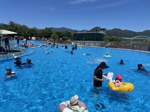 [포토] 가평 자라섬 야외수영장 내달 17일까지 운영