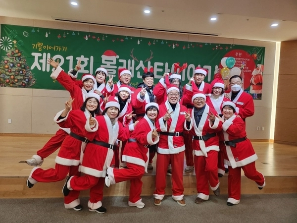 김민환 대표가 겨울철이 되면 지역 봉사자들과 함께 산타복을 입고 독거노인 등 소외계층을 위한 나눔 활동을 이어가고 있다. /본인 제공
