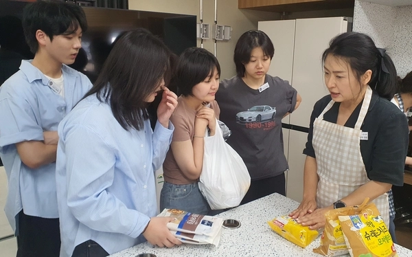 군포시의회 의원연구단체 ‘시민과 함께하는 해피투게더2’를 이끌고 있는 이훈미 의원(군포1·산본1·금정동)이 지난 12일 고등학생들과 함께 떡볶이를 만들면서 청소년 조례 관련 의견을 나누는 시간을 가졌다. 2025.7.12 /군포시의회 제공