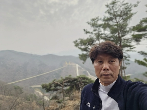 김민환 대표는 발목 사고의 재활에 이어 건강 유지를 위해 등산 활동을 지속하고 있다. /본인 제공