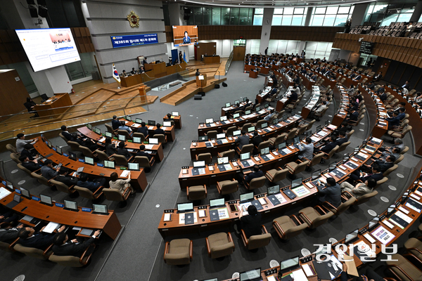 15일 오전 수원시 영통구 경기도의회 본회의장에서 ‘제385회 임시회 제1차 본회의’가 진행되고 있다. 2025.7.15 /최은성기자 ces7198@kyeongin.com