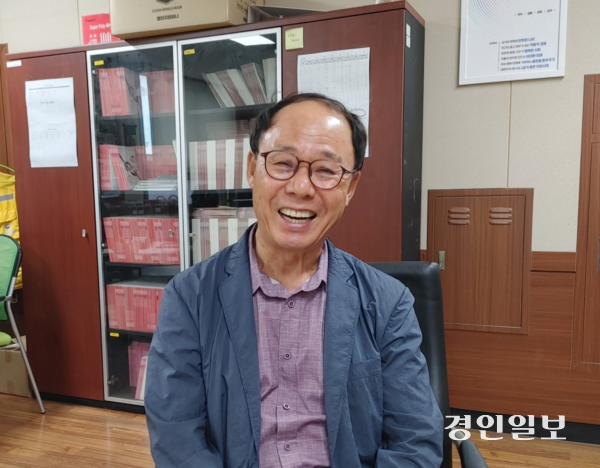 윤기현 인천출입국·외국인청 ‘체류상담관’은 정년퇴직한 공무원이다. 6년 만에 다시 현장에서 상담관으로 일하고 있다. 2025.7.15 /정운기자 jw33@kyeongin.com