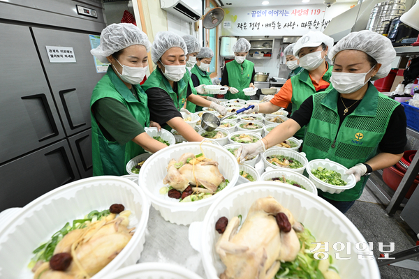 15일 수원시 권선구 평동 행정복지센터에서 새마을부녀회 관계자들이 ‘효사랑 평동 사랑의 복달임’ 행사를 진행해 관내 독거노인 어르신 50여 가구에 전달할 삼계탕을 용기에 담고 있다. 2025.7.15 /최은성기자 ces7198@kyeongin.com