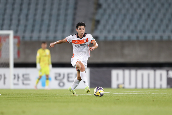 지난 12일 천안종합운동장에서 열린 화성FC와 천안시티FC의 경기에서 박주영이 드리블 하고 있다. 박주영은 이날 멀티도움을 기록해 팀 3-2 승리를 이끌었다. 2025.7.15 /한국프로축구연맹 제공