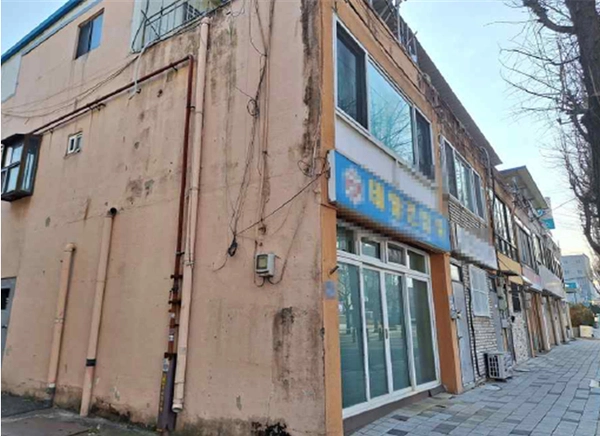 1974년 제럴드 포드 미국 대통령이 동두천 주둔 미2사단을 방문한 것을 계기로 조성한 75주택이 심하게 노후된 채 상가시설로 사용되고 있다. 2025.7.14 /동두천시 제공