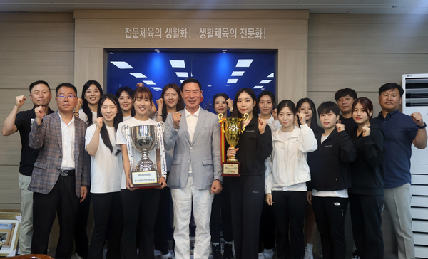 경기도청 체조팀과 여자 컬링팀이 전국대회에서 우승하며 우승 상배를 봉납했다. 2025.7.15 /경기도체육회 제공