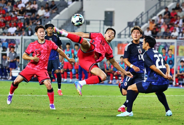 15일 용인미르스타디움에서 열린 2025년 동아시아축구연맹(EAFF) E-1 챔피언십(동아시안컵) 남자부 최종 3차전 한국과 일본의 경기에서 이호재가 바이시클 킥을 시도하고 있다./연합뉴스