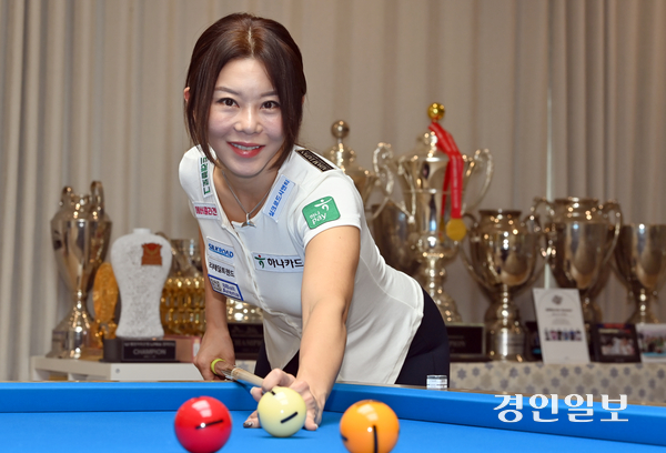 지난 11일 오후 경기도 고양의 개인 연습장에서 만난 LPBA 김가영 선수가 캐롬 3쿠션 시범을 보이고 있다. 김가영 뒤로는 그가 수상한 우승컵들이 진열돼 있다. 2025.7.11 /김용국기자 yong@kyeongin.com