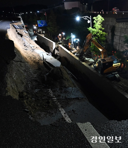 수도권 지역에 호우주의보가 내려진 16일 오후 오산시 가장교차로 고가도로 옹벽이 무너져 소방관들이 매몰된 차량을 구조하고 있다. 2025.7.16 /최은성기자 ces7198@kyeongin.com