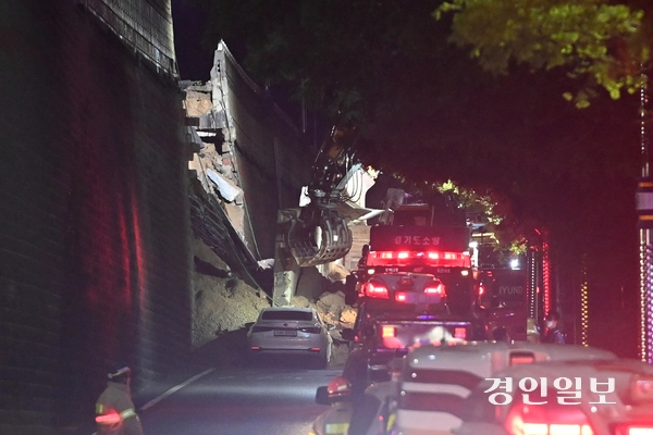 수도권 지역에 호우주의보가 내려진 16일 오후 오산시 가장교차로 고가도로 옹벽이 무너져 소방관들이 매몰된 차량을 구조하고 있다. 2025.7.16 /최은성기자 ces7198@kyeongin.com
