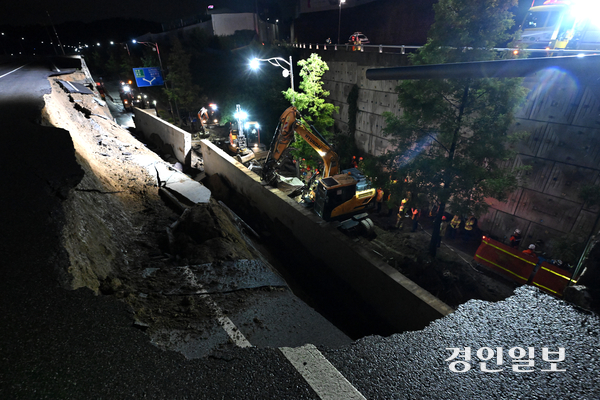 수도권 지역에 호우주의보가 내려진 16일 오후 오산시 가장교차로 고가도로 옹벽이 무너져 소방관들이 매몰된 차량을 구조하고 있다. 2025.7.16 /최은성기자 ces7198@kyeongin.com