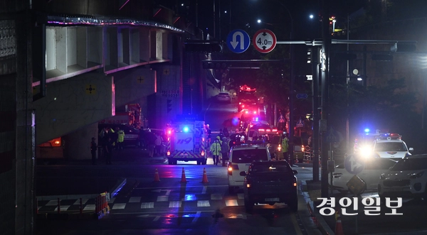 수도권 지역에 호우주의보가 내려진 16일 오후 오산시 가장교차로 고가도로 옹벽이 무너져 소방관들이 매몰된 차량을 구조하고 있다. 2025.7.16 /최은성기자 ces7198@kyeongin.com